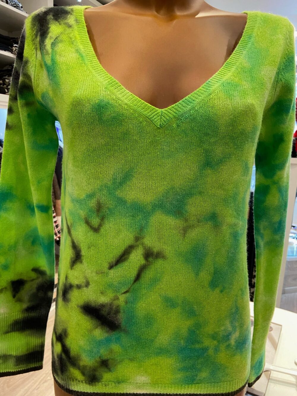 Pull vert encolure v