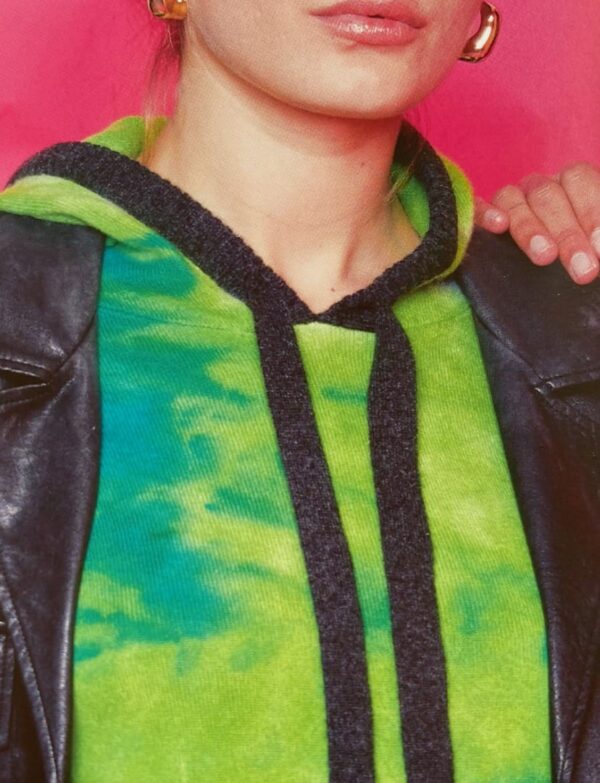 Pull capuche vert et noir 