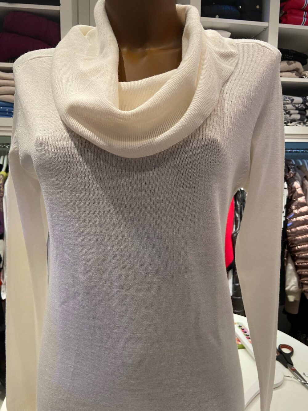 Pull col boule blanc bleu ciel noir rouge