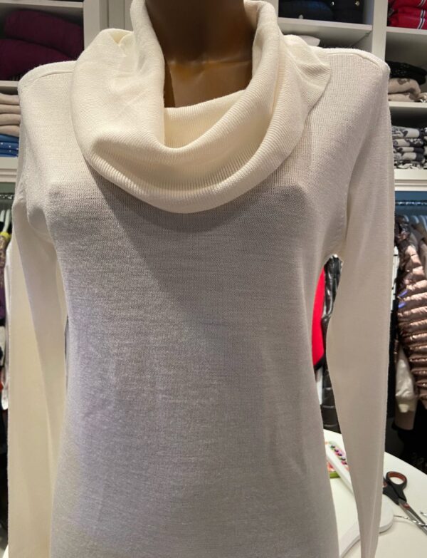 Pull col boule blanc bleu ciel noir rouge