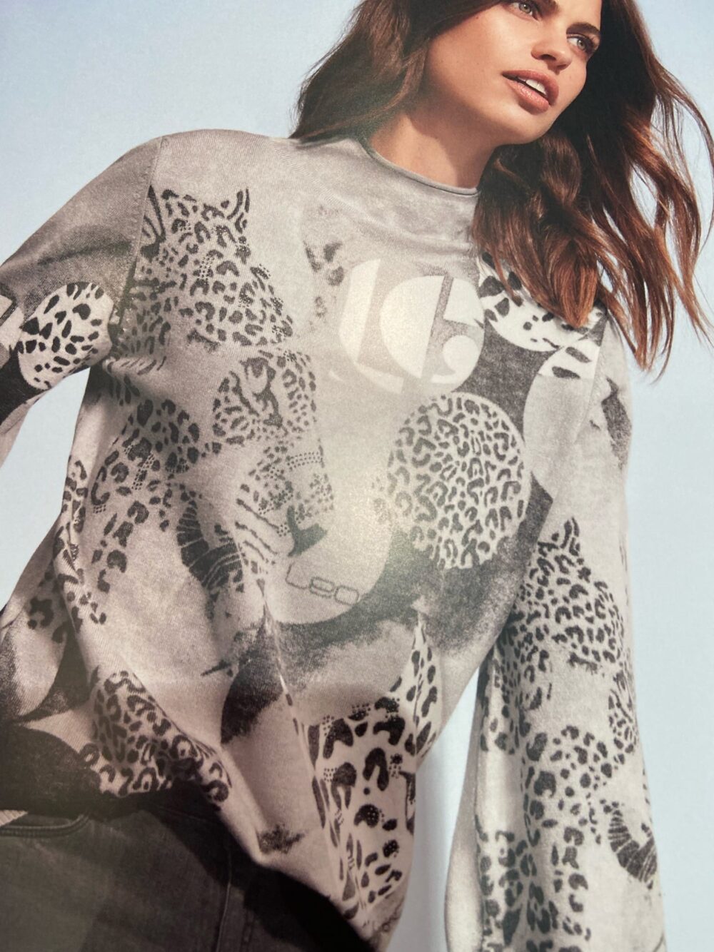 Pull imprimé gris et blanc