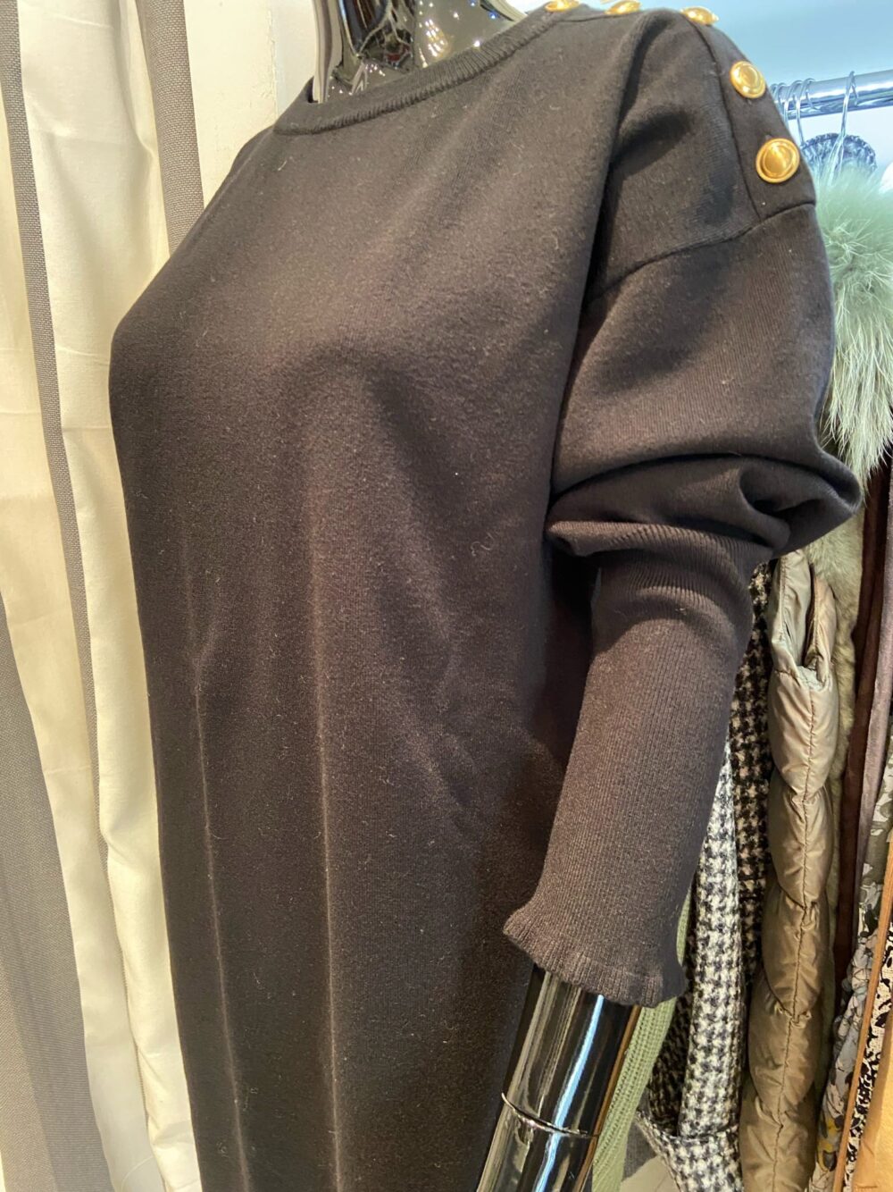 Robe noire boutons dorés épaule 