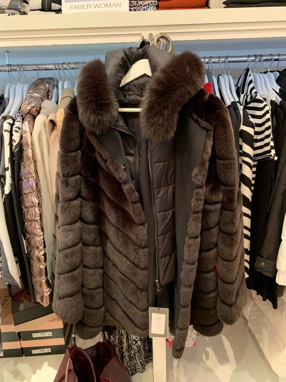 Trois quart avec faux gilet matelassé à capuche