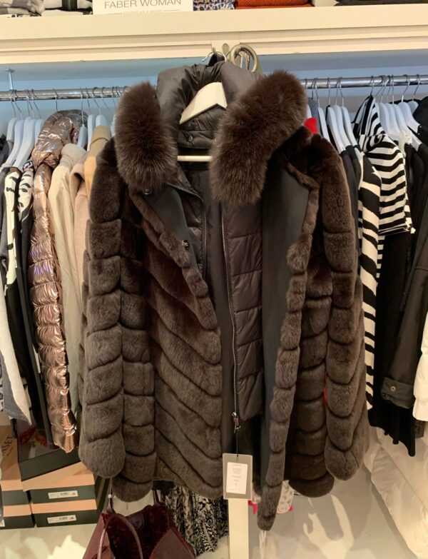 Trois quart avec faux gilet matelassé à capuche