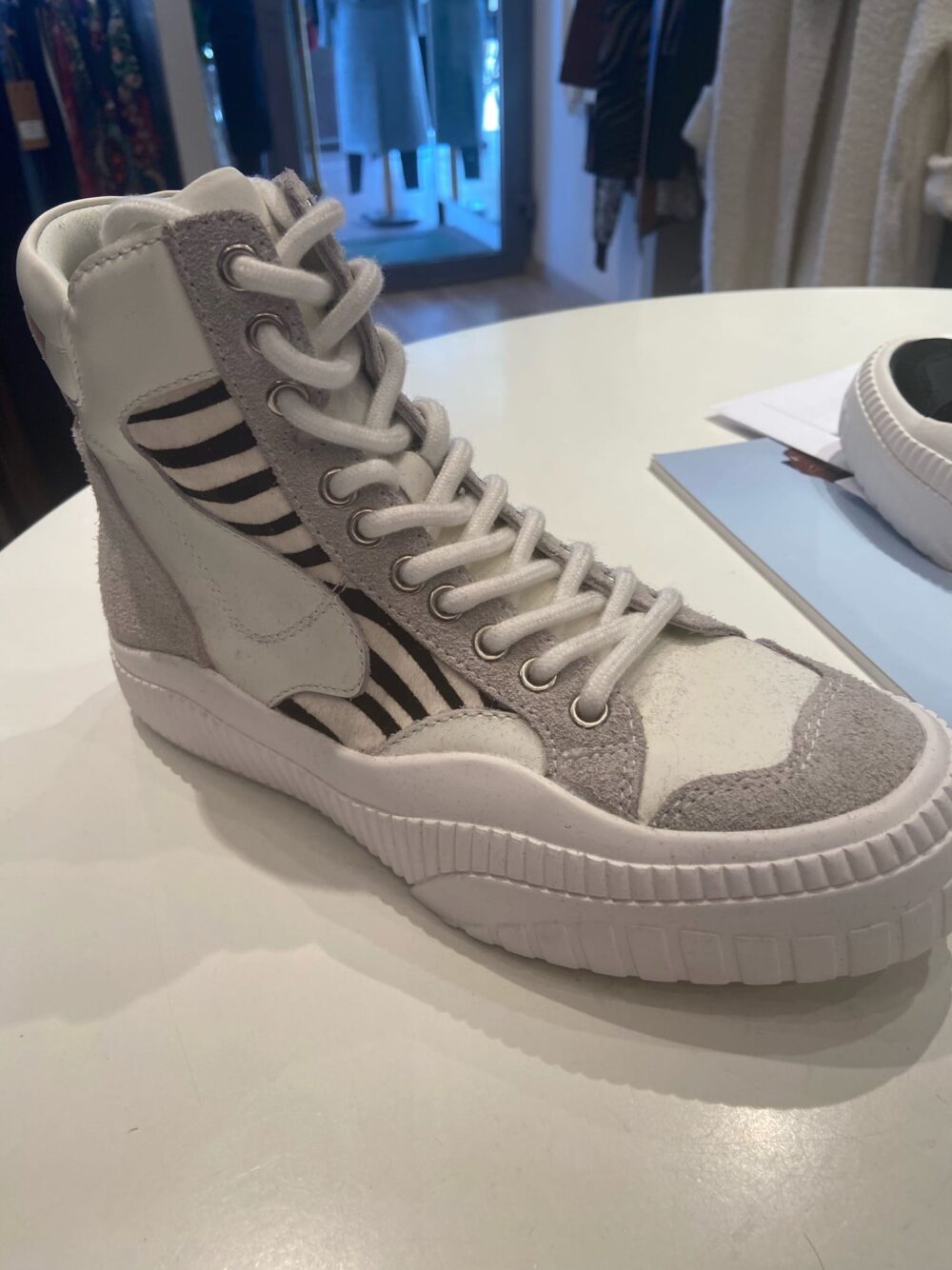 Baskets blanches et léopard 