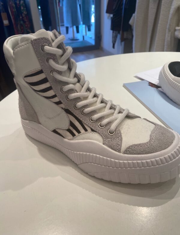 Baskets blanches et léopard 